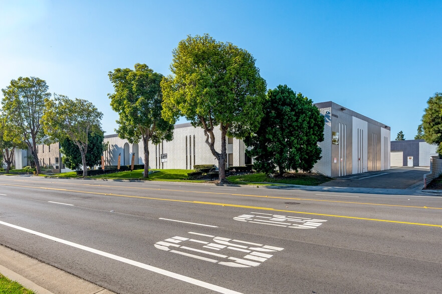 More Photos Of 23871-23899 Madison St, Torrance Showroom For Lease