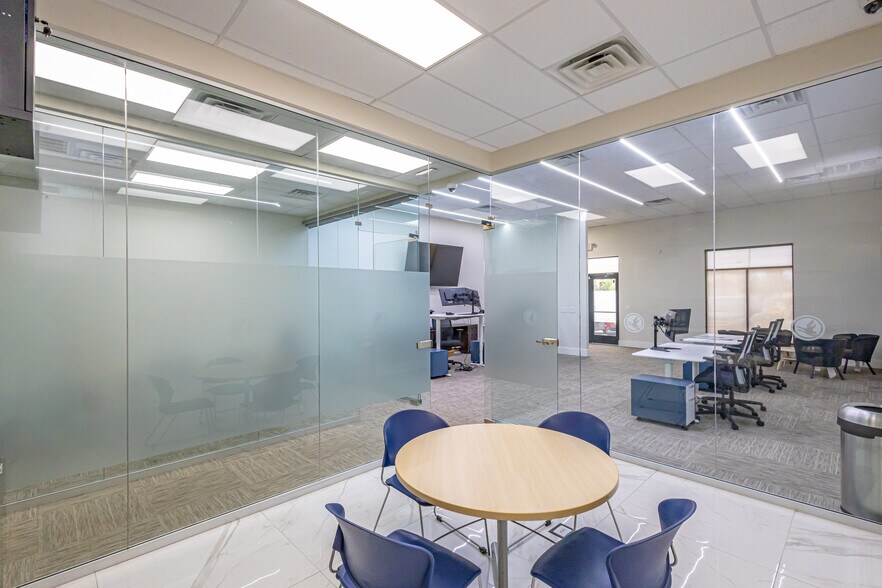 More Photos Of 302 Crossroads St, Laredo Office For Lease