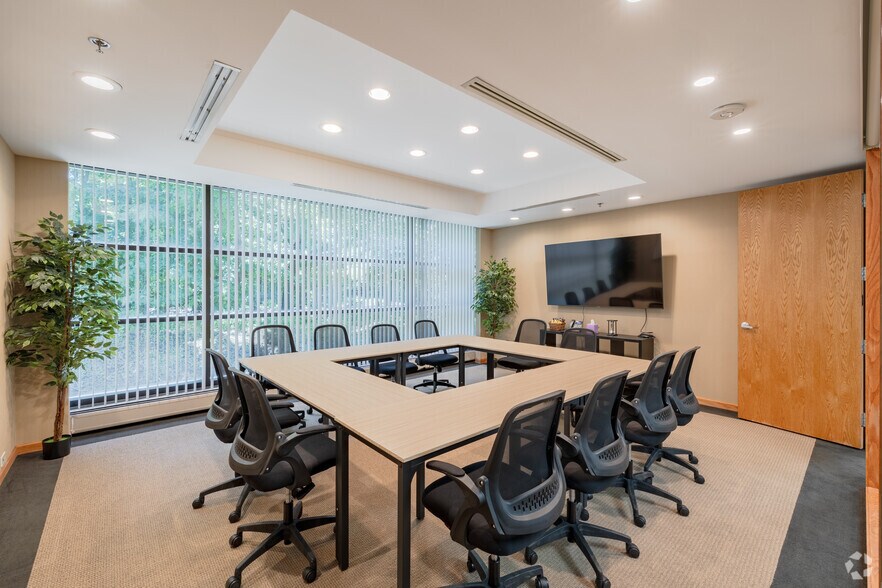 More Photos Of 40900 Woodward Ave, Bloomfield Hills Coworking Space