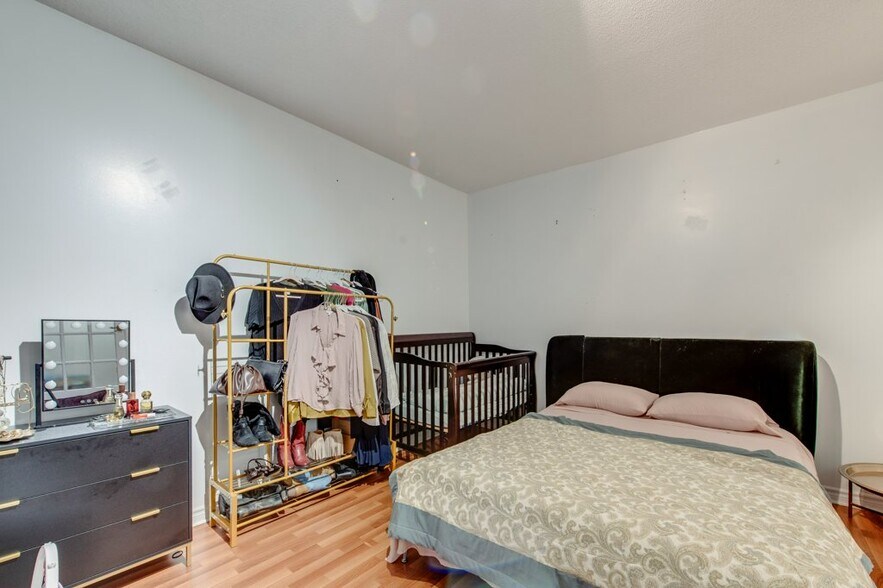 More Photos Of 256 Crawford St, Toronto Storefront Retail Residential For Sale