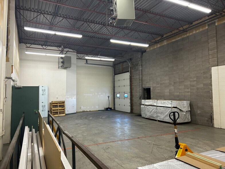 More Photos Of 2928 18th St NE, Calgary Warehouse For Lease