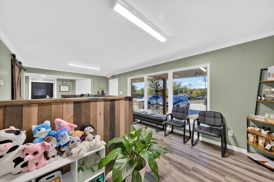 More Photos Of 302 S Lincoln Dr, Troy Office For Sale