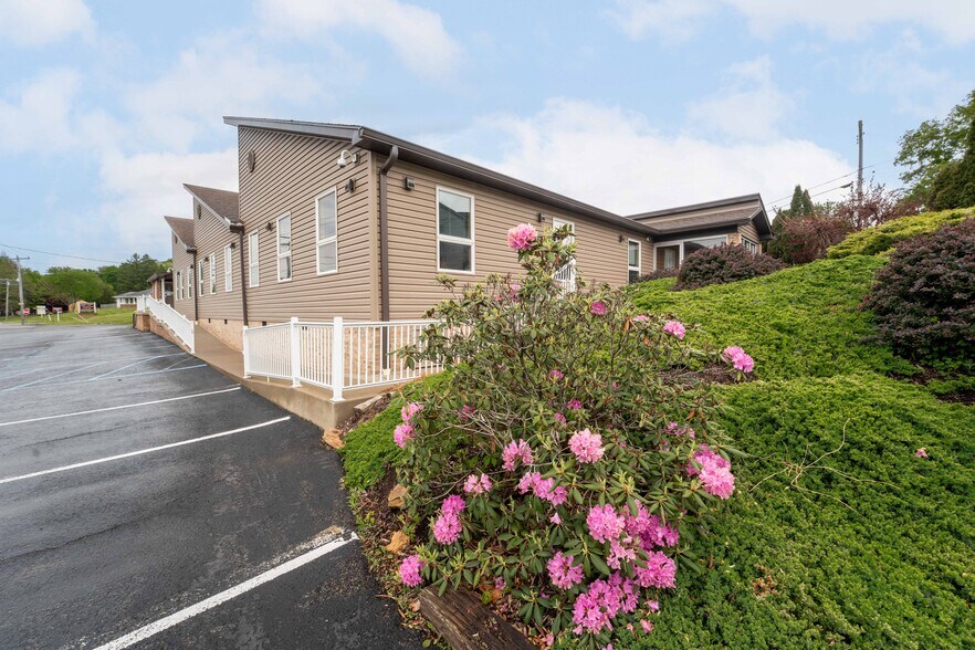 More Photos Of 725 N Pike St, Grafton Office For Sale