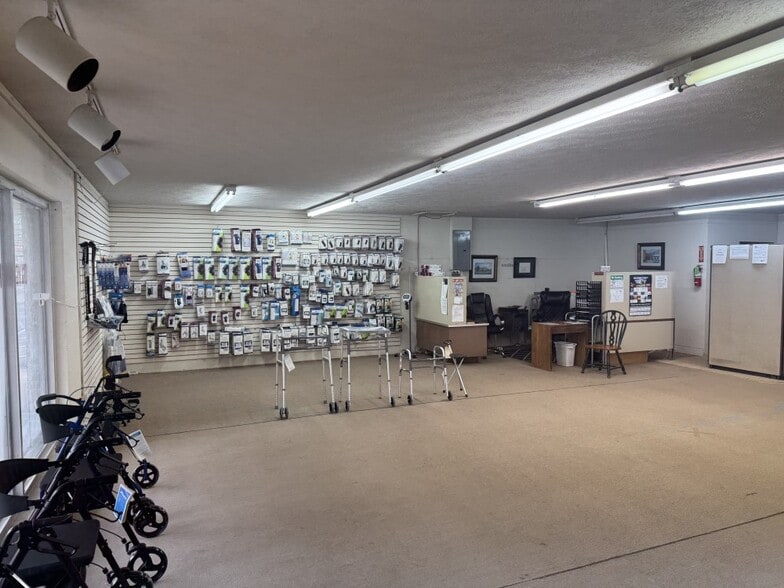 More Photos Of 2097 Highway 65 S, Clinton Storefront For Sale