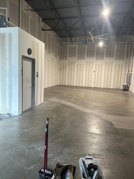 More Photos Of 45915 Maries Rd, Sterling Warehouse For Lease