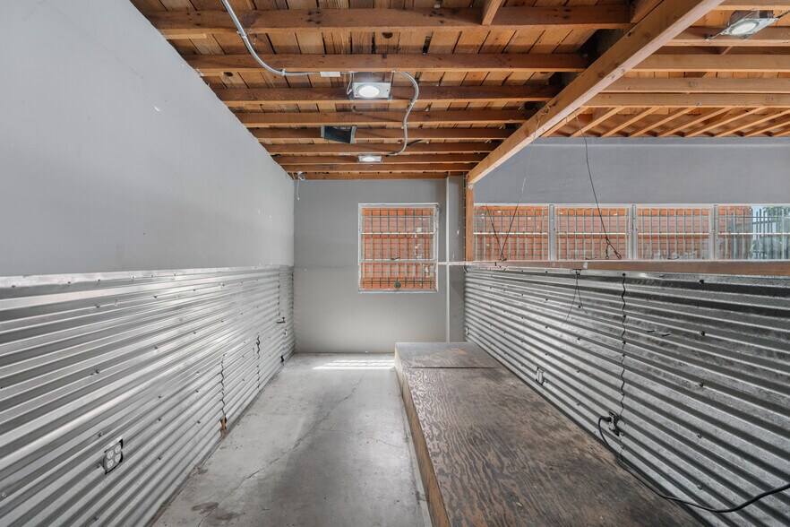 More Photos Of 821 W Olive St, Inglewood Warehouse For Lease