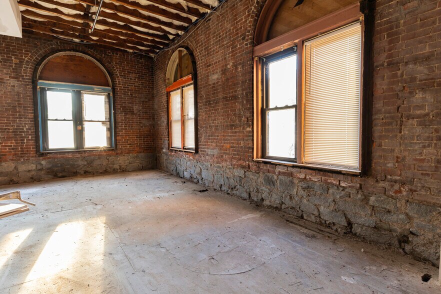 More Photos Of 153 Main St, Ansonia Warehouse For Lease
