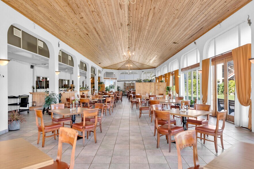 More Photos Of 700 Ocean Dr, Key Colony Beach Restaurant For Sale