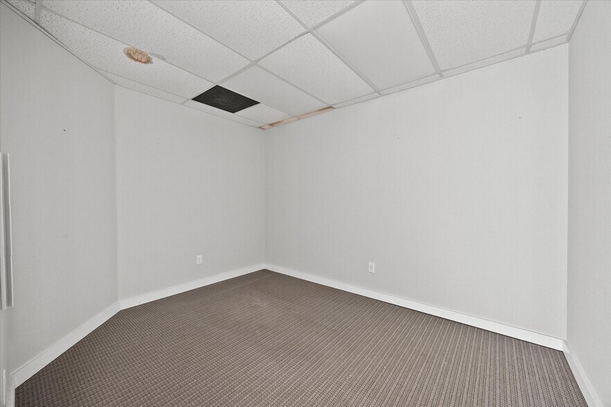 More Photos Of 2108 Monroe St, Commerce Showroom For Lease