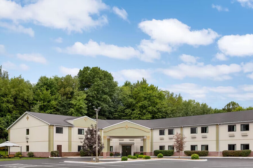 More Photos Of 2001 Leesburg Grove City Rd, Mercer Hotel For Sale