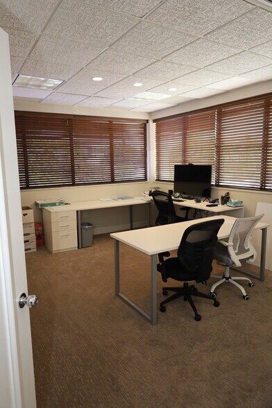More Photos Of 1615 Forum Pl, West Palm Beach Office For Sale