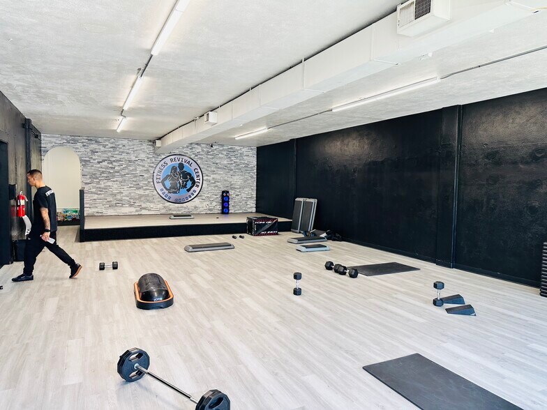 More Photos Of 100 N Main St, Galena Park Freestanding For Sale