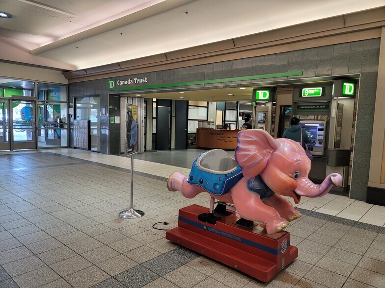 More Photos Of 5800 Boul Cavendish, Cote-St-Luc Unknown For Lease