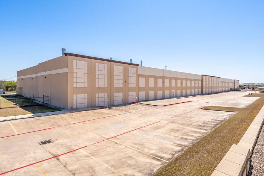 More Photos Of 1732 Universal City Blvd, Universal City Warehouse For Lease