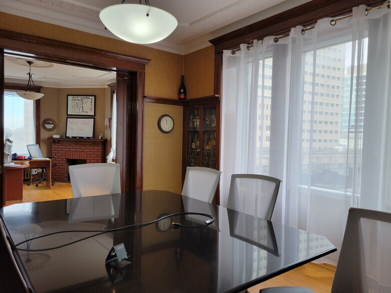 More Photos Of 390 Boul Crémazie E, Montréal Storefront Retail Residential For Sale