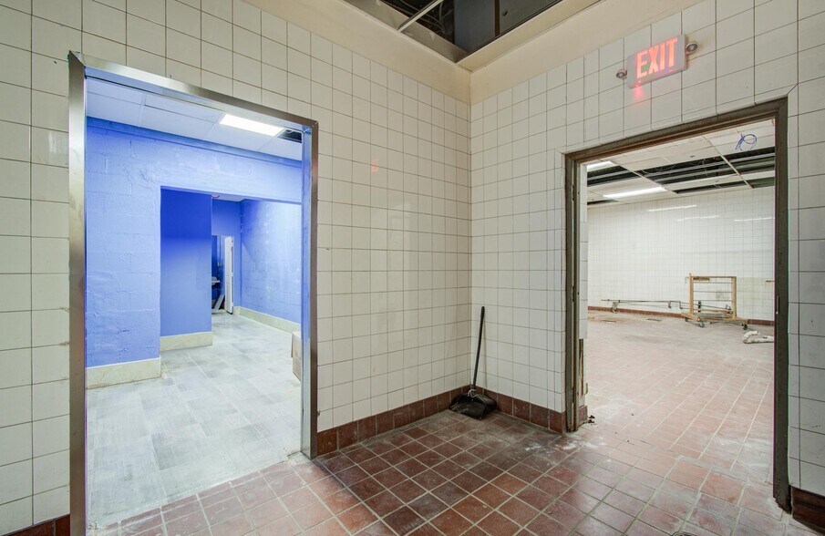 More Photos Of 2103 Cypress Creek Pky, Houston Bar For Sale