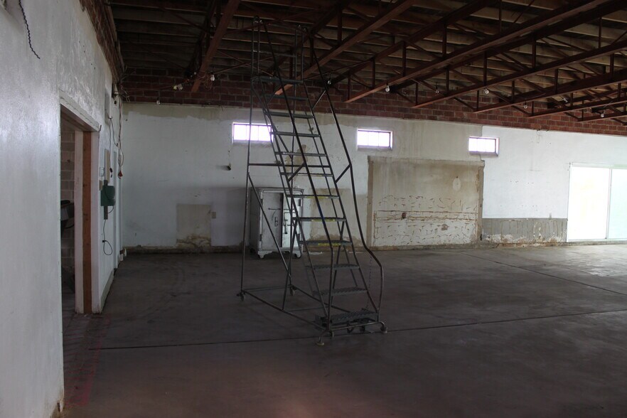 More Photos Of 1220 Mineral Wells Hwy, Weatherford Showroom For Sale