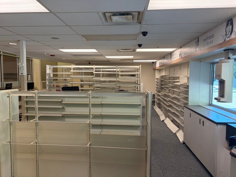 More Photos Of 52 Rockingham Rd, Derry Drugstore For Lease