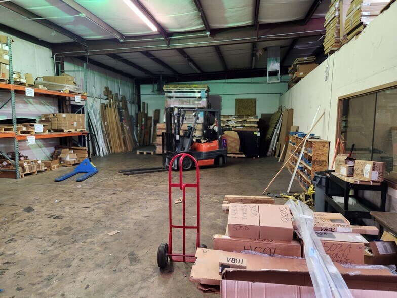 More Photos Of 115 Montoya Rd, El Paso Flex For Lease