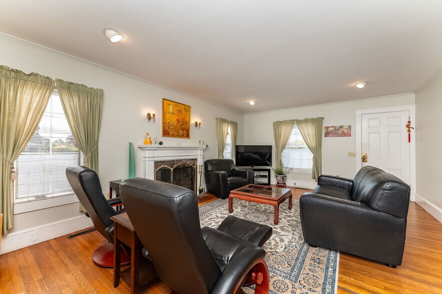 More Photos Of 112 Lafayette Rd, North Hampton General Retail For Sale