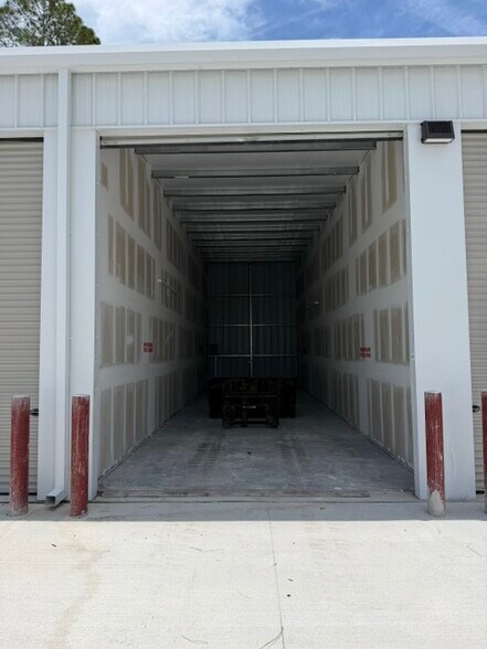 More Photos Of 11691 Industry Dr, Jacksonville Self Storage For Lease