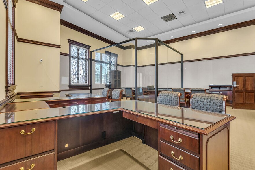 More Photos Of 5800 W Northwest Hwy, Dallas Office For Sale