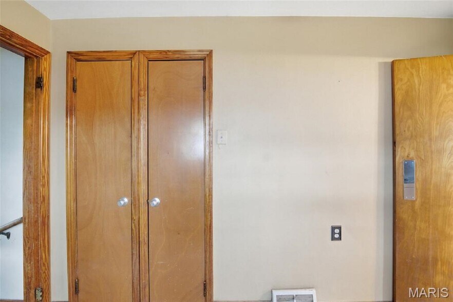 More Photos Of 5912 N Belt W, Belleville Flex For Sale