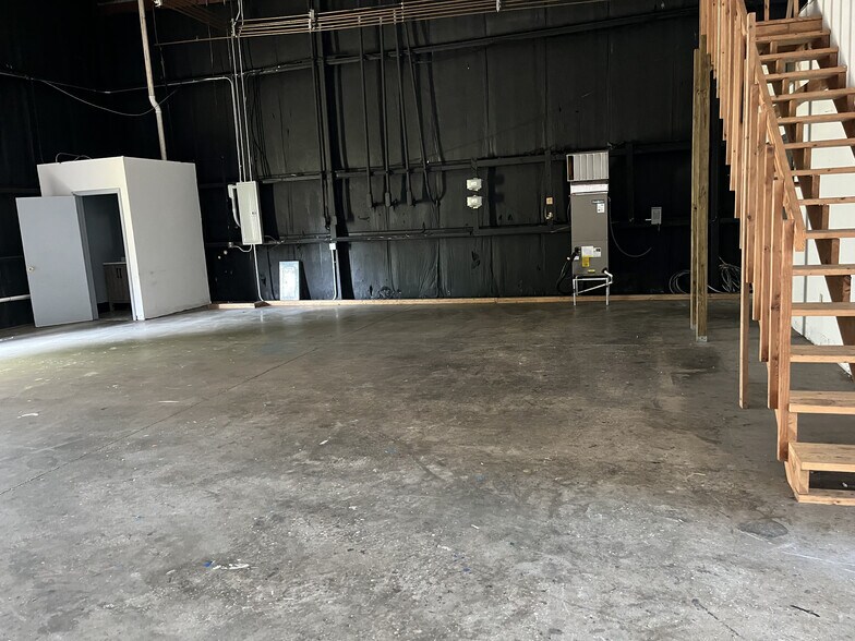 Primary Photo Of 411 N 14th St, Leesburg Warehouse For Lease