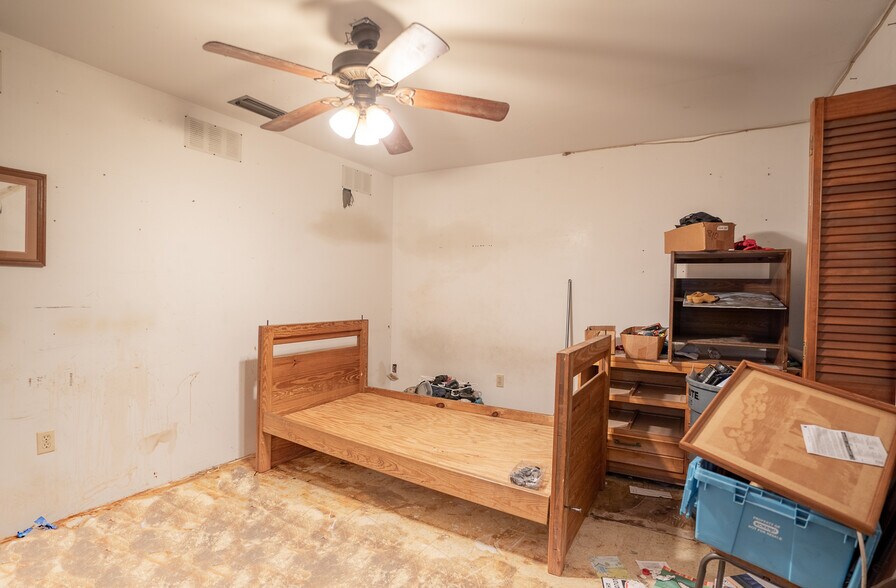 More Photos Of 220 Davenport Blvd, Davenport General Retail For Sale