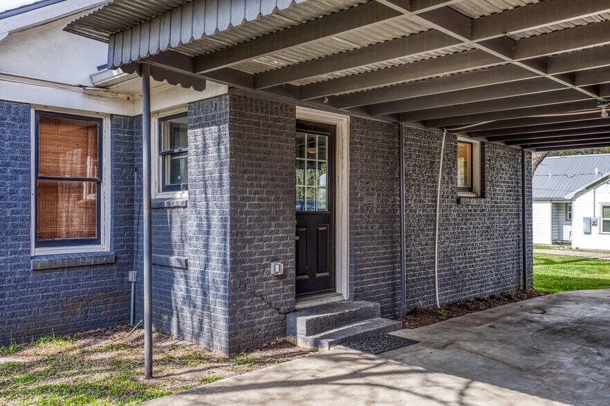 More Photos Of 404 W Main St, Bellville Office Residential For Sale