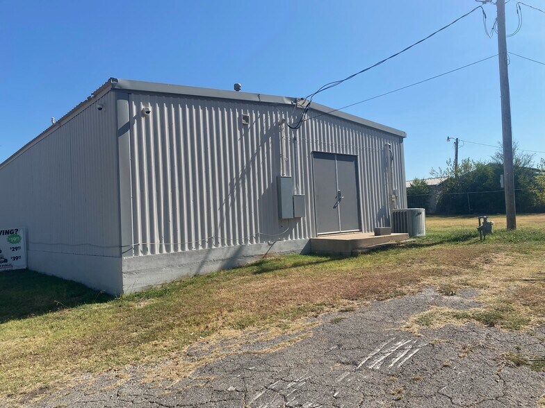 More Photos Of 600 E Main St, Geronimo Convenience Store For Sale