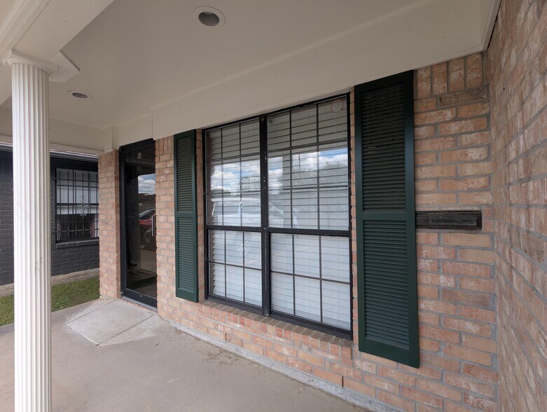 More Photos Of 8141 Gladys Ave, Beaumont Office For Lease
