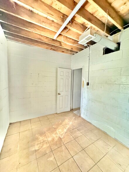 More Photos Of 2043 Minnesota st, Indianapolis Flex For Sale