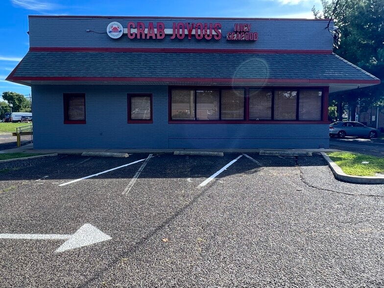 More Photos Of 628 Arena Dr, Hamilton Restaurant For Sale