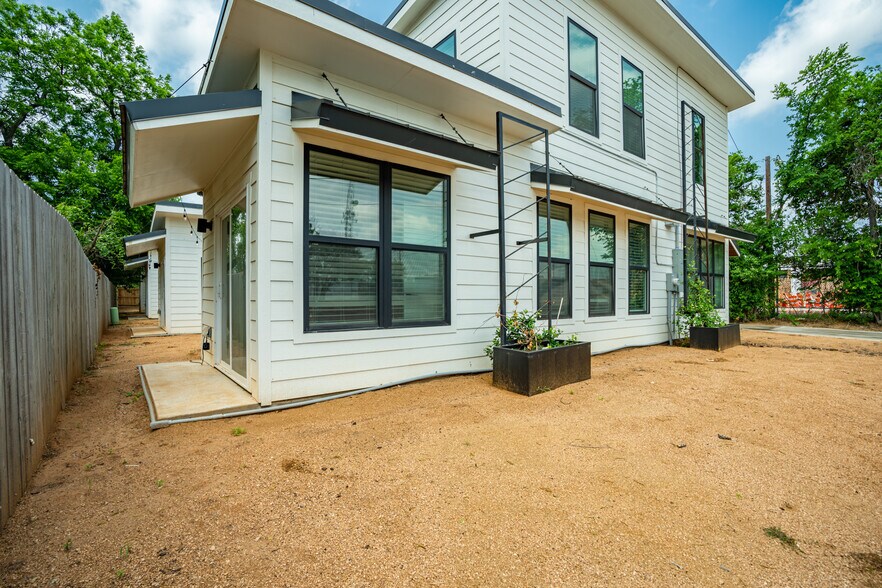 More Photos Of 511 S 10th St, Waco Specialty For Sale