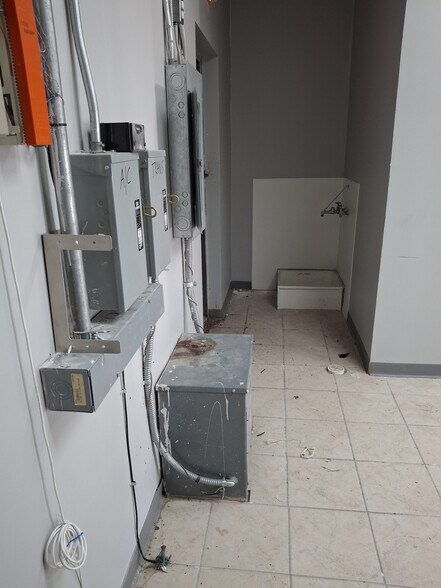 More Photos Of 10208 Beechnut St, Houston Unknown For Lease