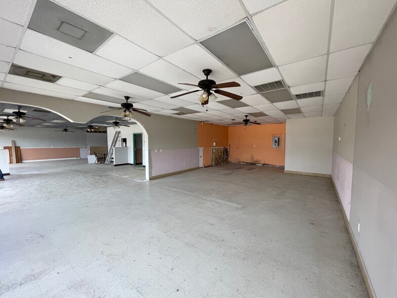 More Photos Of 701 E Main St, Tomball Storefront For Lease