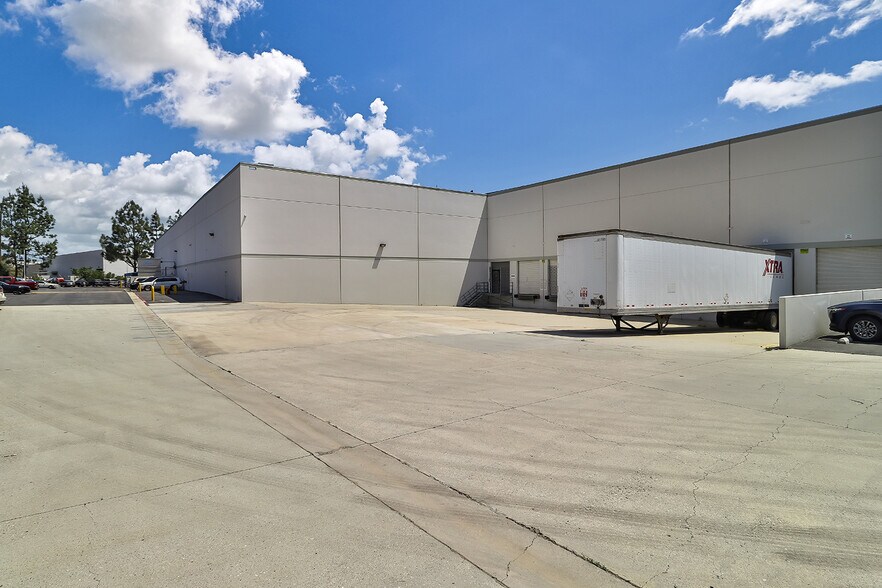 More Photos Of 26235 Technology Dr, Valencia Warehouse For Lease