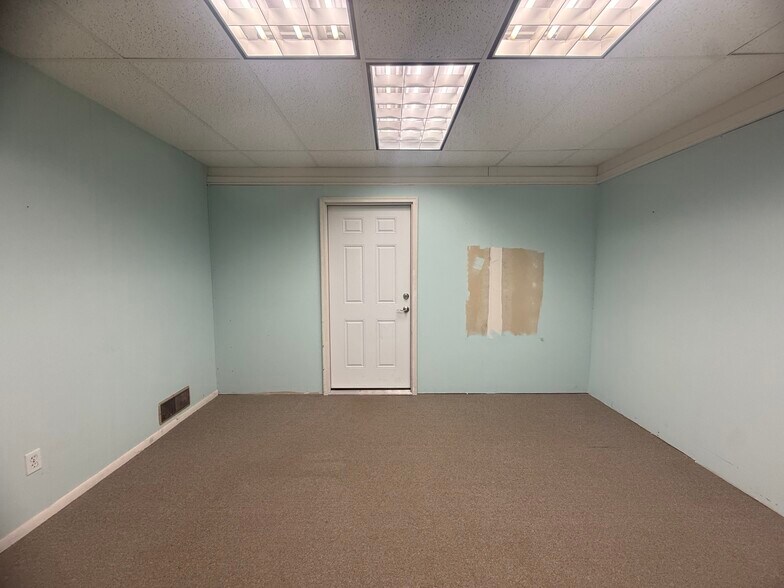 More Photos Of 1620 W 98th St, Bloomington Showroom For Lease