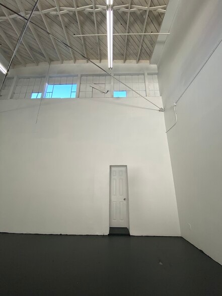 More Photos Of 901 E 31st St, Los Angeles Manufacturing For Lease