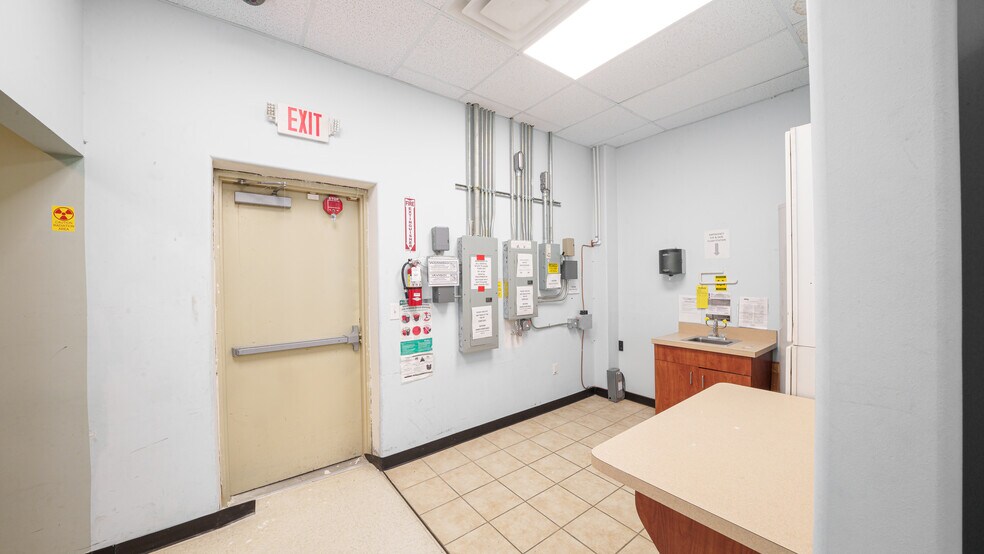 More Photos Of 2615 Strawberry Rd, Pasadena Drugstore For Sale