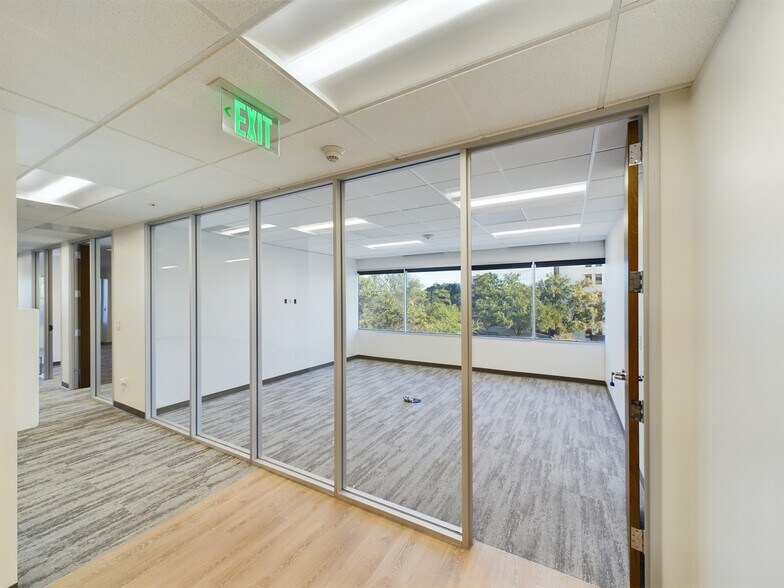 More Photos Of 1250 W Mockingbird Ln, Dallas Office For Lease