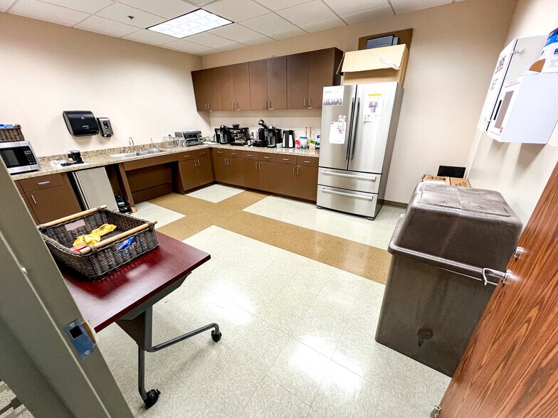 More Photos Of 500 W Illinois Ave, Midland Office For Lease