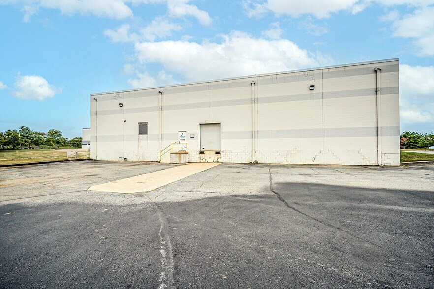 More Photos Of 40 McCullough Dr, New Castle Light Manufacturing For Lease