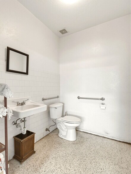 More Photos Of 530 N Mississippi Ave, Ada Freestanding For Sale