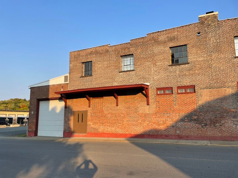 More Photos Of 2600 6th Ave, Troy Showroom For Sale