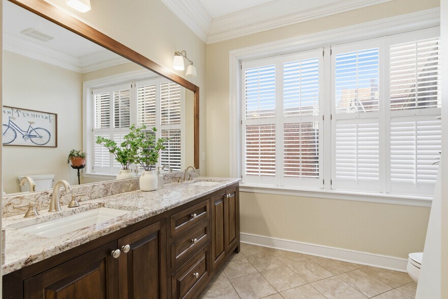 More Photos Of 121-123 E King St, Lancaster Office Residential For Sale