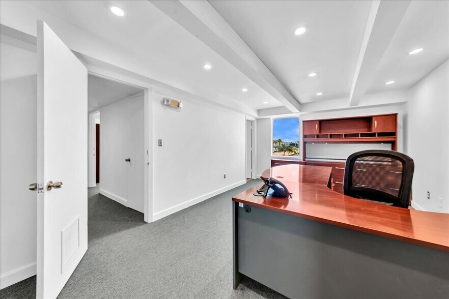 More Photos Of 500 NE 25th St, Pompano Beach Flex For Lease