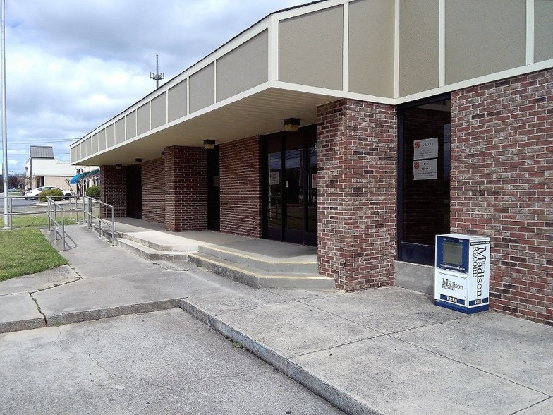 Primary Photo Of 385 Hughes Rd, Madison Freestanding For Sale