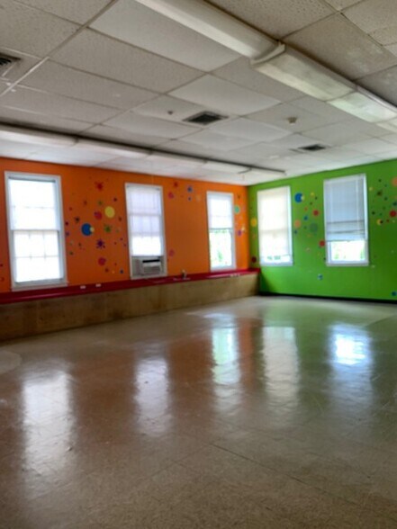 More Photos Of 429 Tattnall St, Savannah Daycare Center For Sale